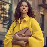 Menikmati momen joie de vivre ala Zendaya dengan gaya colorful bersama Valentino (Foto: Valentino)