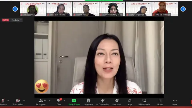 Dee Lestari di peluncuran Buku Antologi Cerpen "Kita di Titik Temu' oleh Semut Merah Kaizen