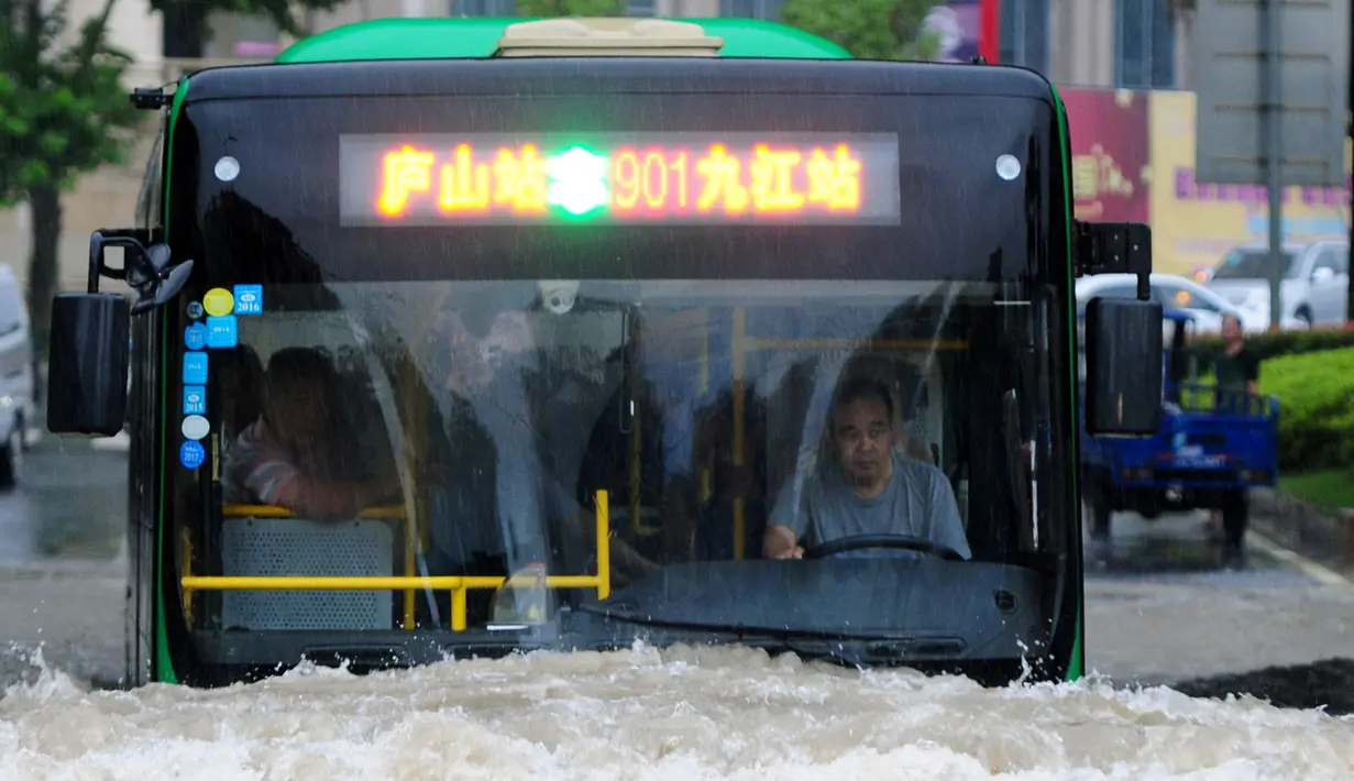 Sebuah bun menerobos banjir di Jiujiang , Provinsi Jiangxi , Cina , (19/2). Hujan lebat terus-menerus membuat kawasan Kota Jiujiang banjir dan melumpuhkan lalu lintas. (REUTERS/ China Daily)