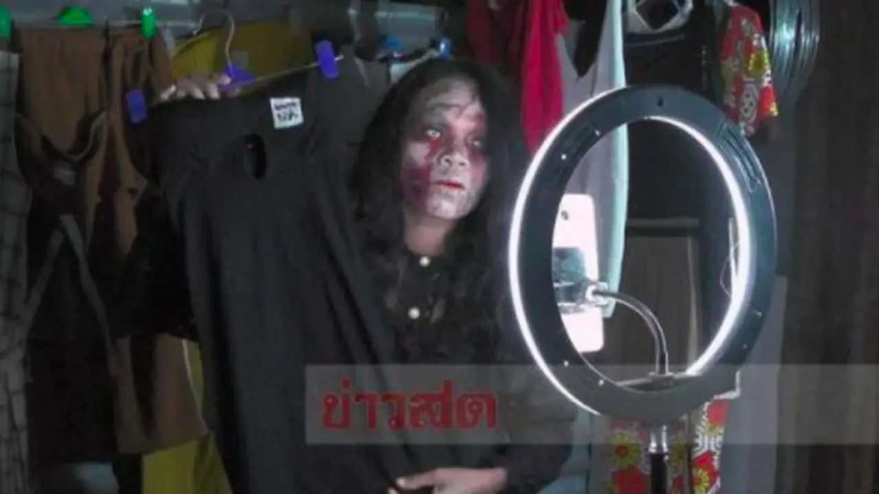 Jual Baju Bekas Orang Mati, Wanita Ini Cosplay Jadi Zombie