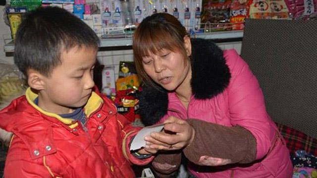 Song saat membeli tiket lotre di outlet dekat rumahnya | Photo: Copyright shanghaiist.com