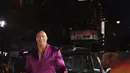 Dwayne Johnson berpose untuk fotografer saat tiba pada pemutaran perdana film 'Black Adam' di London, Inggris, 18 Oktober 2022. Aktor berusia 50 tahun itu bertelanjang dada di bawah pakaian two-piece. (Photo by Vianney Le Caer/Invision/AP)