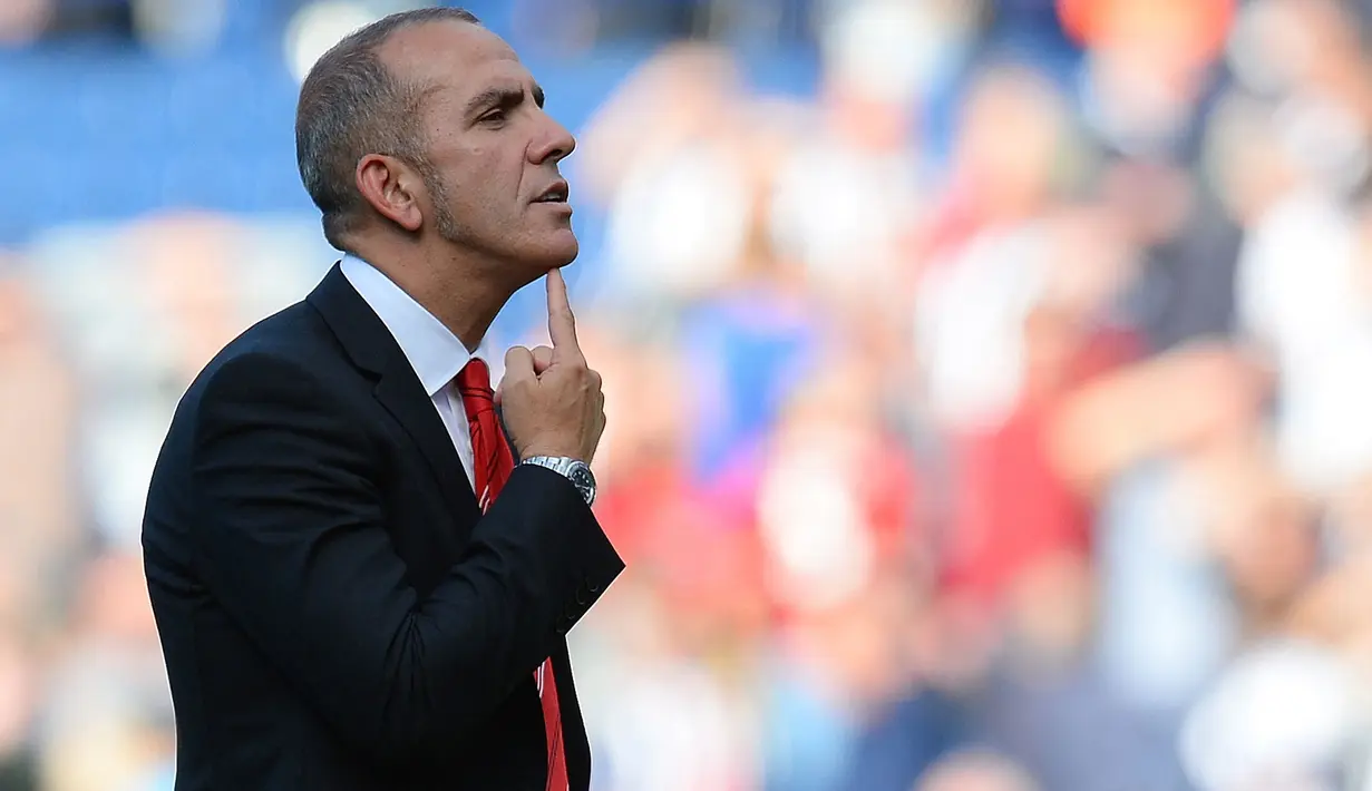 Pelatih asal Italia, Paolo Di Canio pernah melarang skuat asuhannya membawa kecap, mayonais, dan minuman bersoda, bahkan tak boleh bernyanyi. Ia beralasan bahwa aturan itu berguna untuk meningkatkan performa pemainnya di atas lapangan. (Foto: AFP/Andrew Yates)