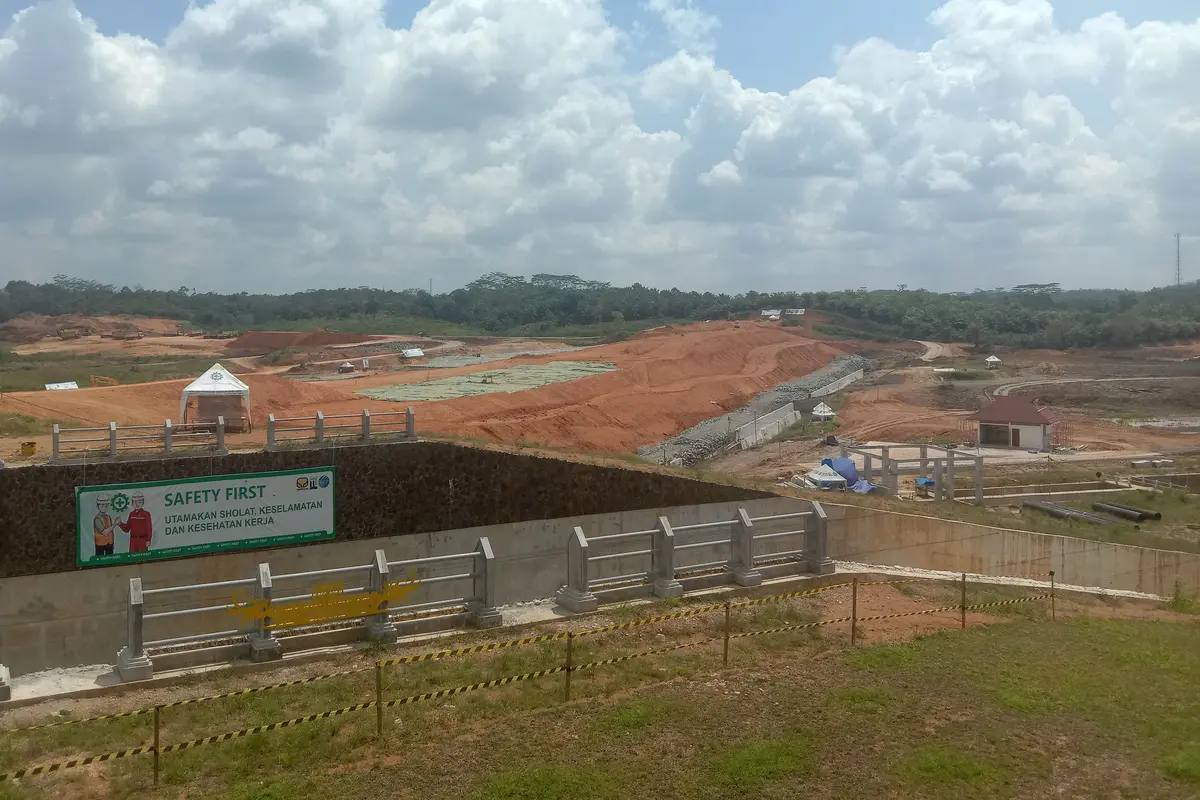 Ketua Satgas Pelaksanaan Pembangunan Infrastruktur IKN, Danis Hidayat Sumadilaga di proyek Bendungan Sepaku Semoi, Kalimantan Timur, Jumat (13/1/2023). Bendungan Sepaku Semoi diproyeksikan bakal menyuplai kebutuhan air baku bagi penduduk IKN Nusantara.