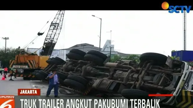 Kelebihan Muatan, Truk Trailer Terbalik di Tanjung Priok