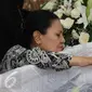 Ibunda Mike Mohede, Amin Yudhayani terus menatap jenazah sang putra yang disemayamkan di rumah duka kawasan Bintaro, Tangerang Selatan, Senin (1/8). Mike Mohede akan dimakamkan di TPU Tanah Kusir pada Selasa, 2 Agustus 2016. (Liputan6.com/Herman Zakharia)