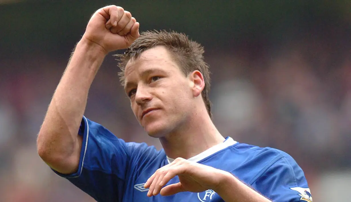 4. John Terry, debut bek legendaris Chelsea ini bersama tim senior adalah ketika dilatih oleh Claudio Ranieri. Dirinya mempersembahkan Chelsea banyak gelar antara lain, 4  Liga Premier Inggris, 6 Piala FA dan sebuah Liga Champions. (AFP/Paul Barker)