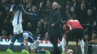 Gaya Manajer Manchester United, Jose Mourinho (tengah) memberi arahan pada anak asuhnya saat bersua Blackburn Roves pada Putaran V Piala FA 2016-2017, di Stadion Ewood Park, Senin (20/2/2017) dini hari WIB.  (AFP/Oli Scarff)