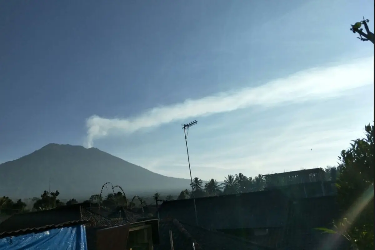 Hari ini, Senin (4/12/2017) Gunung Agung kembali mengeluarkan asap solfotara pada pukul 08.22 Wita.