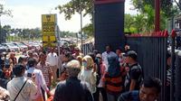 Puluhan warga Rempang yang tergabung dalam Aliansi Masyarakat Rempang Galang Bersatu (AMAR-GB) berkumpul di Polresta Barelang, untuk mengawal pemeriksaan tiga warga yang dijadikan tersangka. (Liputan6.com/ Ajang Nurdin)