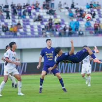 Tendangan salto striker Persita Tangerang, Hokky Caraka membobol gawang Persik Kediri dalam laga pekan ke-15 BRI Super League 2025/2026 di Indomilk Arena, Tangerang, Minggu (21/12/2025). (Bola.com/Muhammad Iqbal Ichan)