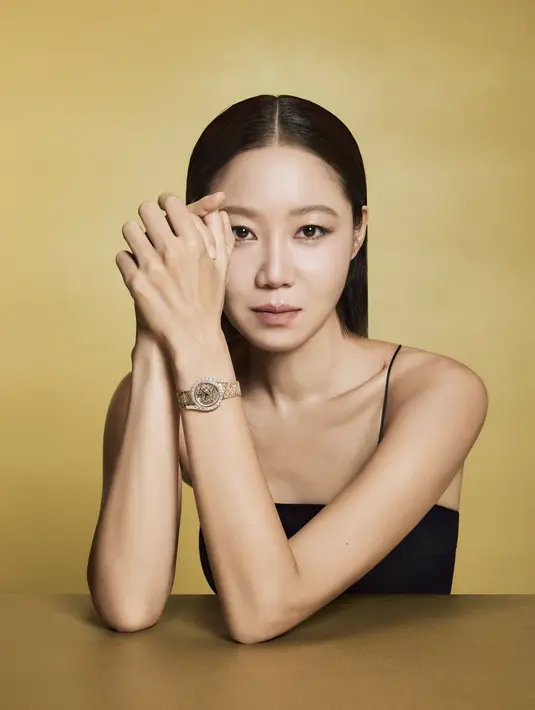 Satu dengan batu permata berwarna dan gelang Deco Palace emas putih 18K, dan satu lagi
dengan ukiran Deco Palace emas mawar 18K.   [Dok/Piaget]