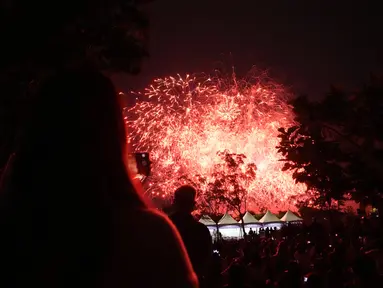 Kembang api meledak di atas Sungai Han dalam acara perayaan 10 tahun debut band K-pop BTS di Seoul, Korea Selatan, Sabtu, 17 Juni 2023. (AP Photo/Lee ​​Jin-man)