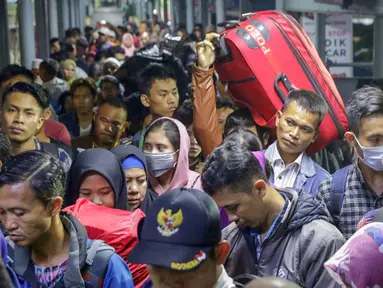 Pemudik antre saat memasuki kapal penyebrangan di Dermaga 1 Pelabuhan Penyebrangan Merak, Banten, Sabtu (1/6/2019). Hingga Sabtu (1/6) pukul 08.00 WIB, pemudik yang menyebrang dari pelabuhan Merak menuju Bakauheni mengalami peningkatan 30,1%. (Liputan6.com/Helmi Fithriansyah)