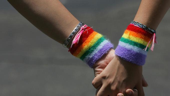 Psikiater Sebut LGBT adalah Penyakit dan Bisa Menular ...