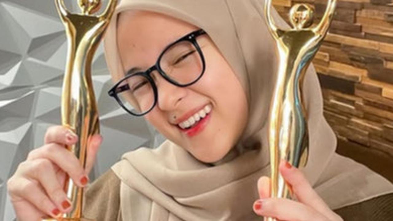 Potret Nissa Sabyan Pamer Piala Penghargaan, Netizen Salfok Soal Cincin Nikah
