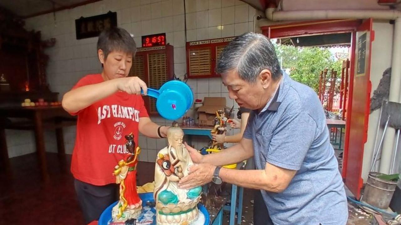 Jelang Imlek 2577, Pembersihan Rupang Klenteng Temanggung Jadi Simbol Pembaruan Diri