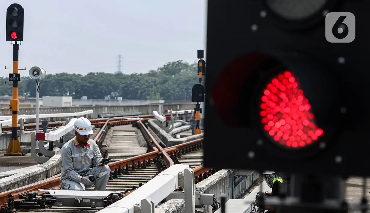 Untuk diketahui, LRT Jakarta menggunakan jalur rel yang relatif lebih lebar dibandingkan jalur kereta lainnya di Indonesia yaitu 1435 mm, yang dikenal dengan standard gauge. (Liputan6.com/Angga Yuniar)
