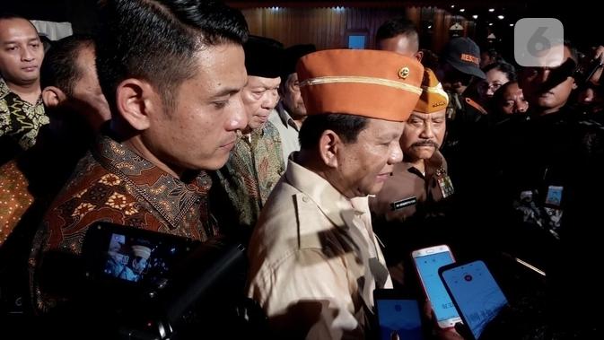 Memperingati Hari Pahlawan 10 November 2019 Menhan Prabowo Subianto dan Mantan Ketua BIN Hendropriyono meresmikan patung Panglima Besar Jenderal Sudirman di Turusan, Banyuraden, Gamping, Sleman, DIY Minggu (10/11/2019). (Foto: Liputan6.com/Yanuar H)