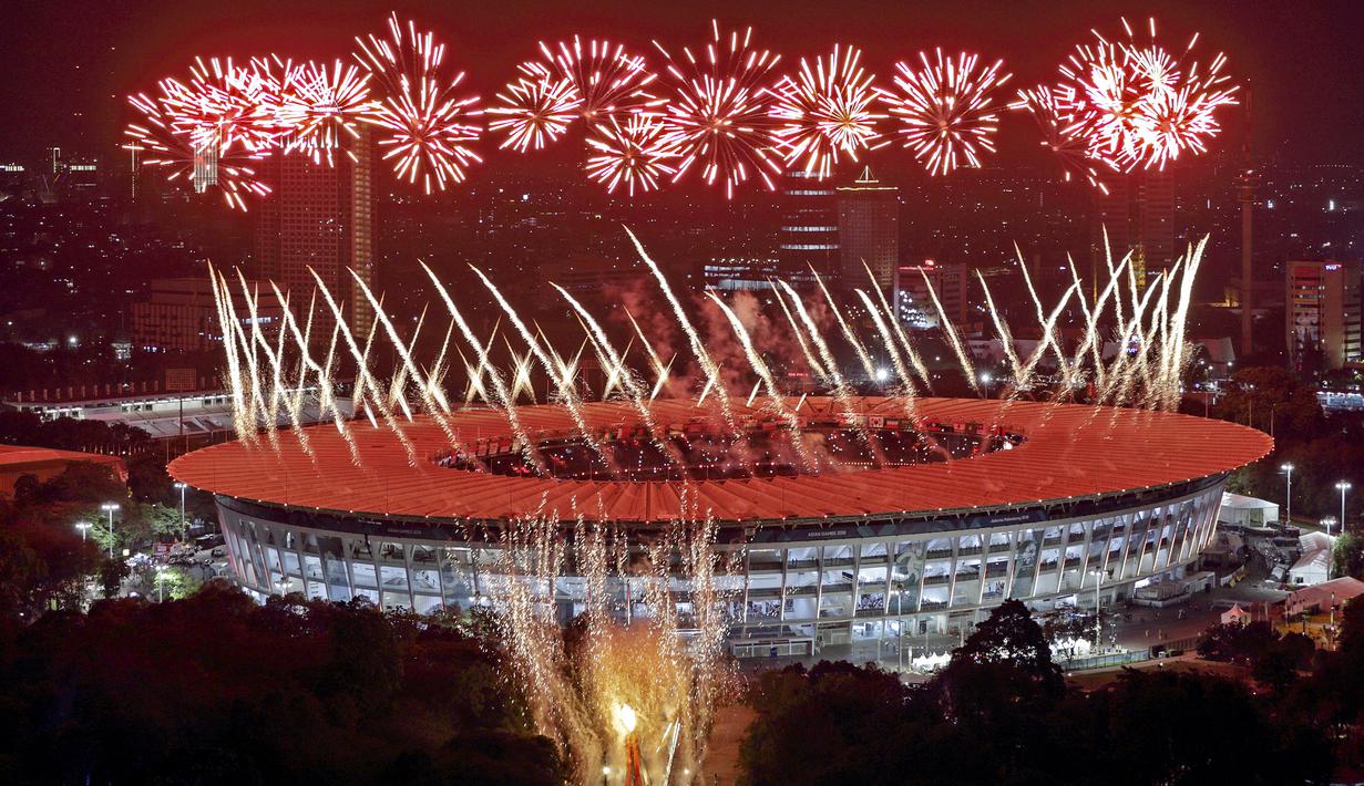 Suasana pesta kembang api saat pembukaan Asian Games di SUGBK, Jakarta, Sabtu, (18/8/2018). Pesta kembang api membuat langit Jakarta semakin gemerlap. (Bola.com/Peksi Cahyo)