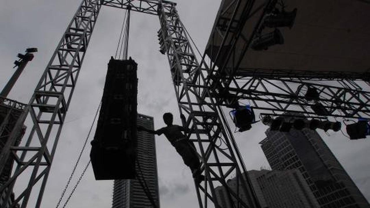 Persiapan panggung hiburan jelang tahun baru 2013
