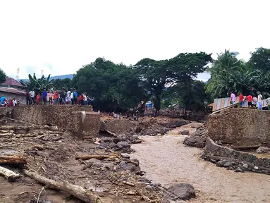 Kerusakan jembatan yang tersapu banjir bandang di Waiwerang, Pulau Adonara, Nusa Tenggara Timur, Selasa (6/4/2021). Tim penyelamat terus menggali puing tanah longsor untuk mencari korban yang terkubur usai bencana banjir bandang. (AP Photo/Rofinus Monteiro)