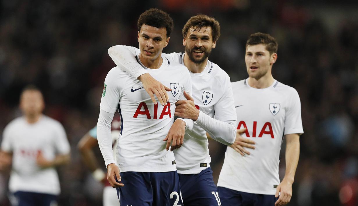 Gelandang Tottenham Hotspur, Dele Alli, melakukan selebrasi usai mencetak gol ke gawang West Ham United pada laga Piala Liga Inggris di Stadion Wembley, Rabu (25/10/2017). West Ham United menang 3-2 atas Tottenham Hotspur. (AP/Kirsty Wigglesworth)