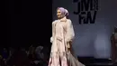 Indah Permatasari melenggang di runway dengan dress flowy yang sangat cantik dan berhijab. [Foto: Instagram/indahpermatas]