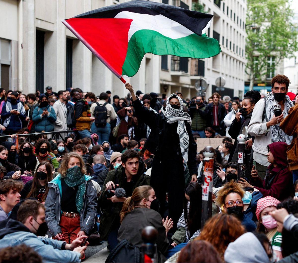 Gelombang unjuk rasa pro-Palestina yang dilakukan mahasiswa dari berbagai kampus di Amerika Serikat telah meluas hingga ke Paris, Prancis. Ratusan mahasiswa Universitas Sciences Po menggelar unjuk rasa memprotes agresi Israel pada Jumat (26/4/2024) waktu 