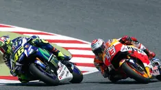 Duel sengit yang berlangsung pada 3 lap terakhir antara Valentino Rossi vs Marc Marquez pada MotoGP Catalunya, Minggu (5/6/2016).