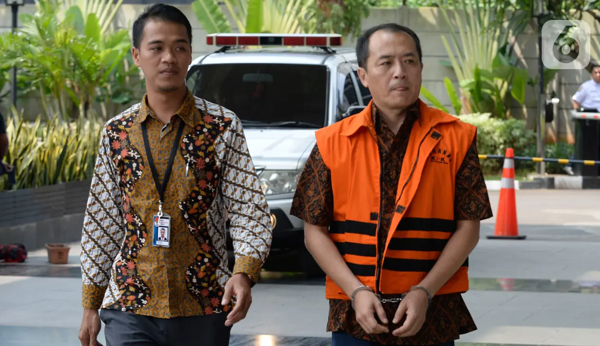 Mantan Presiden Direktur PT Lippo Cikarang, Bartholomeus Toto (kanan) tiba untuk menjalani pemeriksaan di Gedung KPK, Jakarta, Jumat (17/1/2020). Toto diperiksa sebagai tersangka kasus suap perizinan proyek pembangunan Meikarta di Kabupaten Bekasi, Jawa Barat. (merdeka.com/Dwi Narwoko)