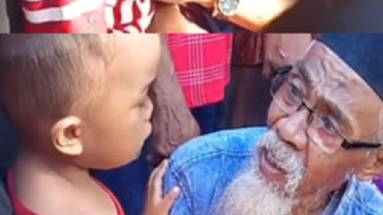 Momen Pilu Bocah Menangis di Pemakaman Ibunya, Aksi Kakek Coba Menenangkan Bikin Haru