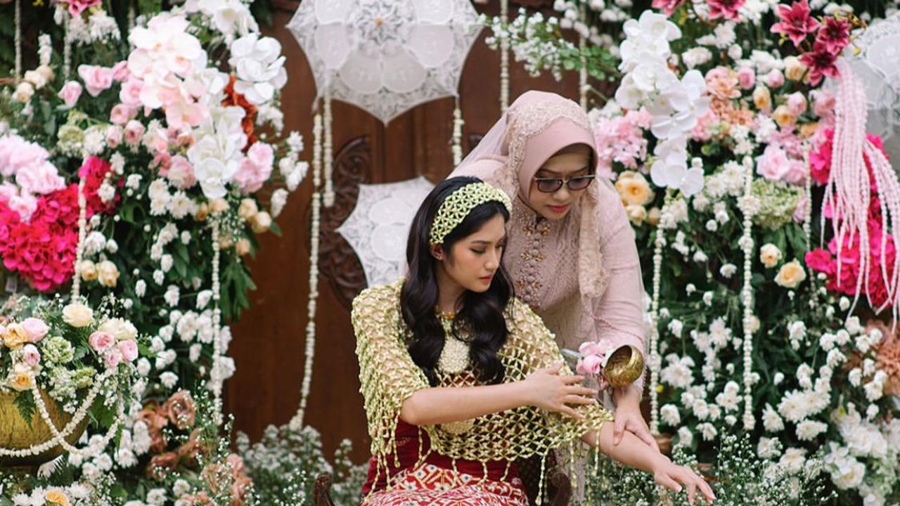 9 Potret dari Pengajian hingga Resepsi Mewah, Perjalanan Cinta Ochi Rosdiana Berujung di Pelaminan