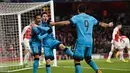 Lionel Messi (tengah) melakukan selebrasi dengan Neymar dan Suarez usai mencetak gol kegawang Arsenal pada leg pertama 16 besar Liga Champions di Stadion Emirates, Inggris (24/2). Barcelona menang atas Arsenal dengan skor 2-0. (Reuters/Toby Melville)