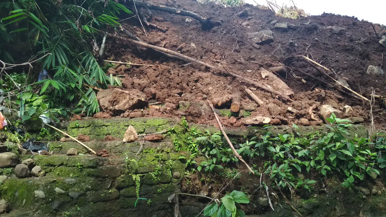 Saat Situs Keramat Sultan Matangaji Keraton Kasepuhan Cirebon Hancur