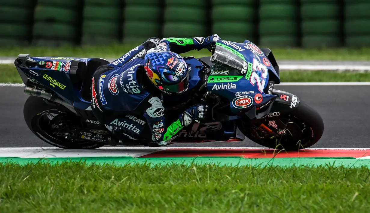 Enea Bastianini sukses membuat kejutan besar lewat penampilannya di MotoGP San Marino 2021 yang berlangsung di sirkuit yang memiliki nama resmi Misano World Circuit Marco Simoncelli. (AFP/Andreas Solaro)