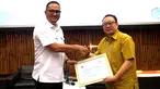 Direktur Jenderal Aplikasi Informatika Kemkominfo, Samuel A. Pangerapan mendapat piagam dari Presiden Direktur Liputan6.com, Karaniya Dharmasaputa usai menjadi narasumber dalam seminar di SCTV Tower, Jakarta, Senin (13/11). (Liputan6.com/Faizal Fanani)
