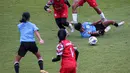 Pemain Timnas Indonesia U-20 berebut bola dengan pemain Tim Putri PW Saputra, Subang pada laga uji coba untuk persiapan Kalifikasi Piala Asia Wanita U-20 2023 yang berlangsung di Lapangan A, Kompleks Stadion Utama Gelora Bung Karno (SUGBK), Senayan, Jakarta, Kamis (02/03/2023). (Bola.com/Bagaskara Lazuardi)