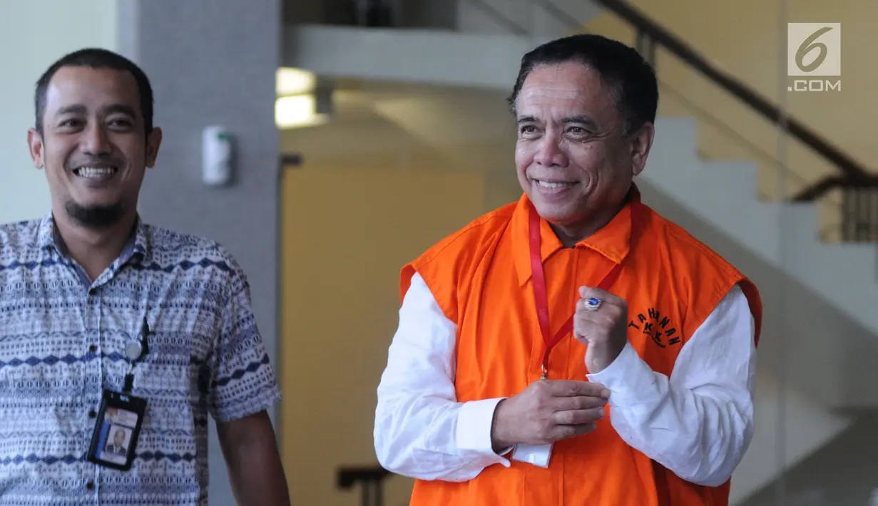 Ekspresi Gubernur Aceh Irwandi Yusuf (kanan) usai menjalani pemeriksaan di Gedung KPK, Jakarta, Jumat (6/7). Irwandi Yusuf diduga menerima uang sebesar Rp 500 juta dari Bupati Bener Meriah Ahmadi. (Merdeka.com/Dwi Narwoko)