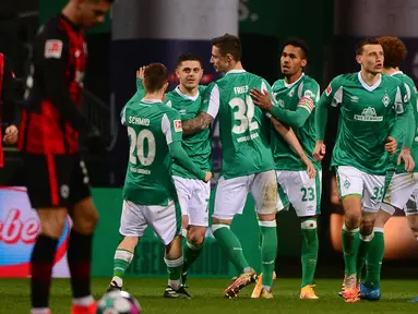 Para pemain Werder Bremen merayakan gol pertama ke gawang Eintracht Frankfurt yang dicetak bek Theodor Gebre Selassie dalam laga lanjutan Liga Jerman 2020/21 pekan ke-23 di Weserstadion, Bremen, Jumat (26/2/2021). Werder Bremen menang 2-1 atas Eintracht Frankfurt. (AFP/Patrik Stollarz/Pool)