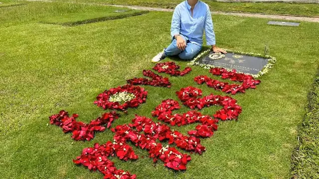 Potret Nurul Arifin di makam sang anak (Sumber: Instagram/na_nurularifin)