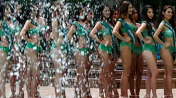 Sejumlah Kontestan Miss Philippines Earth 2017 berpose pada saat sesi media di Manila, Filipina, Rabu (5/7). Kontes Miss Earth adalah kontes yang menganjurkan perlindungan dan pelestarian lingkungan. (AP Photo / Bullit Marquez)