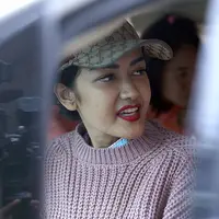 Artis peran Julia Perez bersemangat hadir untuk mengikuti jalannya rekonstruksi. Meski dalam kondisi sakit, Jupe datang untuk mensupport asistennya, Lucky. Jupe kecewa lantaran Nikita Mirzani tidak hadir. (Nurwahyunan/Bintang.com)