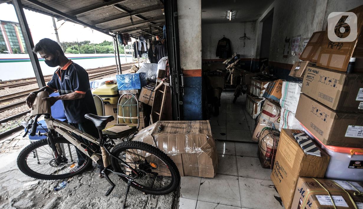 Pekerja mengemas sepeda sebelum dikirim via jasa ekspedisi kereta api di Jalan Bungur Raya, Senen, Jakarta, Senin (3/5/2021). Salah satu perusahaan jasa ekspedisi ini mengaku peningkatan mulai terjadi pada Kamis pekan lalu dengan pengiriman tujuan Jawa dan Bali. (merdeka.com/Iqbal S. Nugroho)