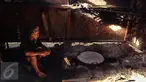 Hamdan, warga Suku Baduy Luar, tengah memasak air nira sebagai bahan baku pembuat gula aren di Kampung Kadu Jangkung, Kabupaten Lebak, Banten (12/05). Pembuatan gula aren memerlukan waktu sekitar enam jam. (Liputan6.com/Fery Pradolo)
