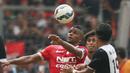Pemain Persija Jakarta, Patrick Da Silva, berebut bola dengan pemain PSM Makassar pada laga Trofeo Persija di Stadion Utama Gelora Bung Karno, Jakarta, Sabtu (9/4/2016). (Bola.com/Nicklas Hanoatubun)