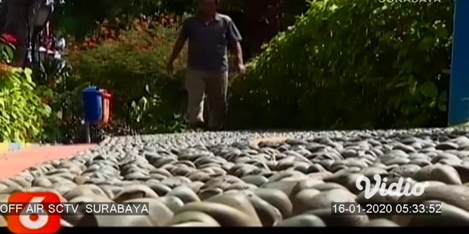 VIDEO: Terapi Batu Refleksi untuk Para Manula di Taman Lansia Surabaya