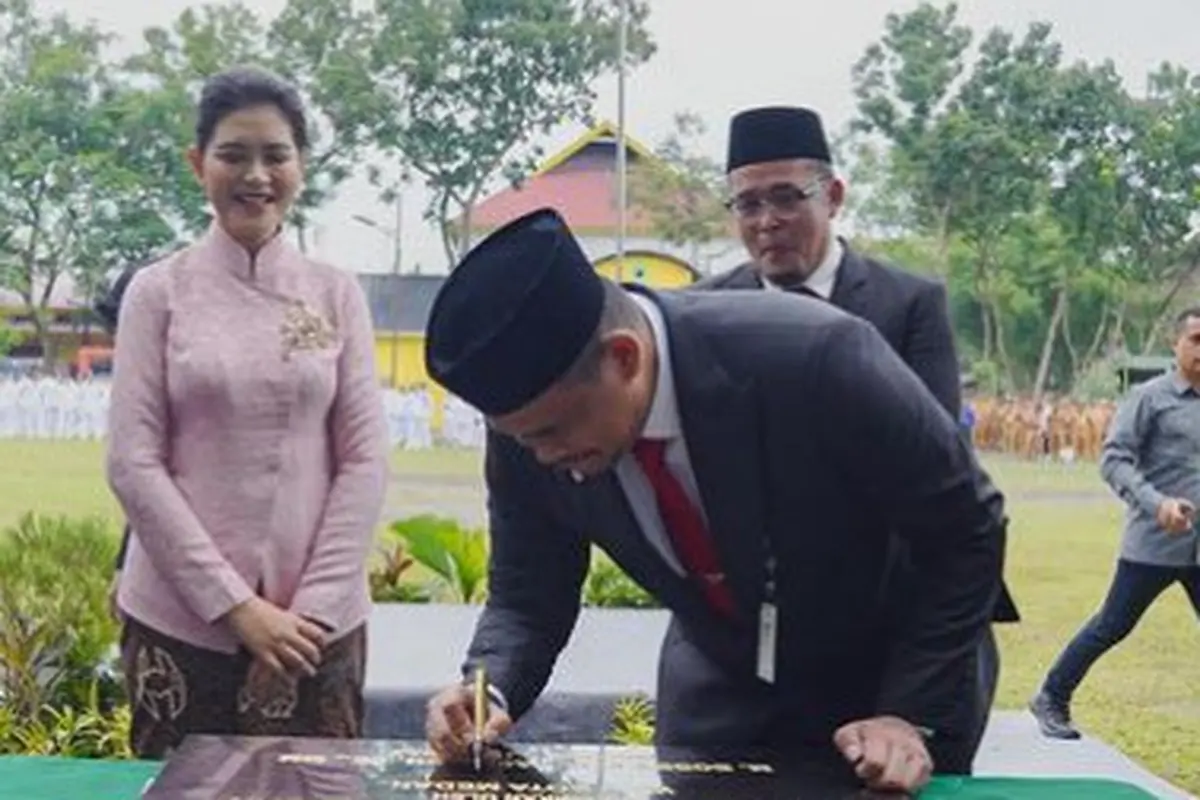 Gaya Kahiyang Ayu saat ulang tahun Medan. [@bobbynst]