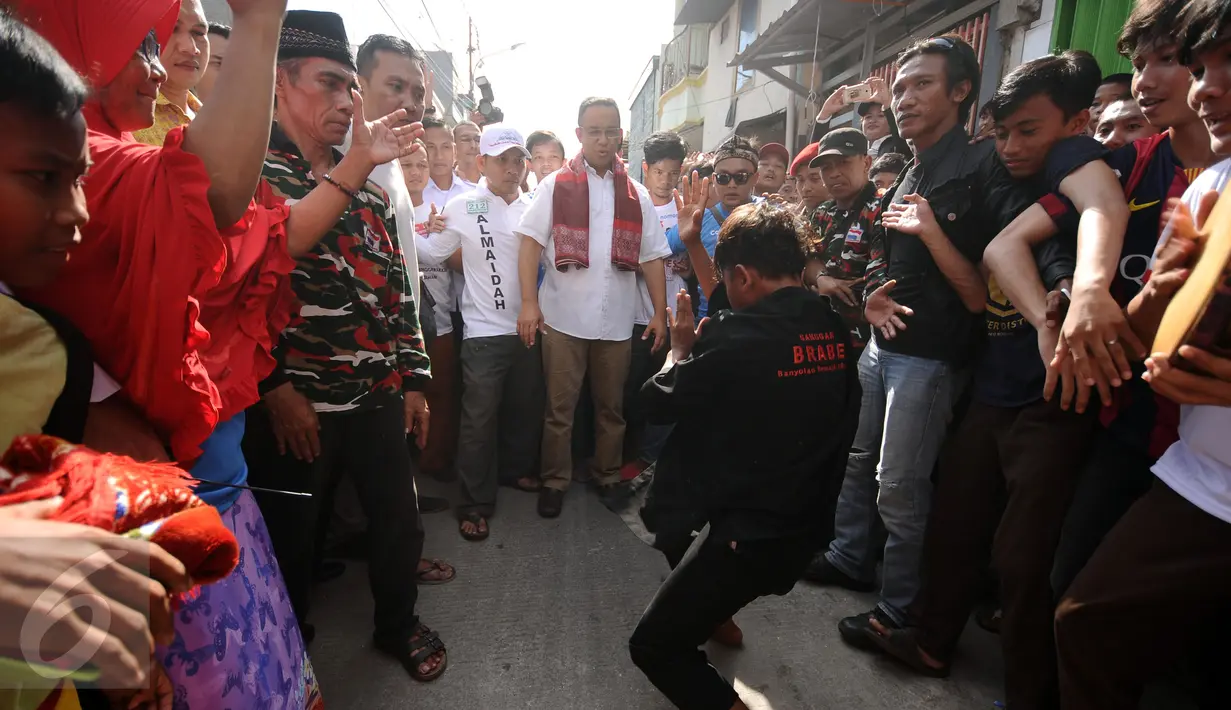 Cagub DKI Jakarta, Anies Baswedan disambut silat betawi saat tiba untuk bersosialisasi di dikawasan Jatipulo, Palmerah, Jakarta, Rabu (15/3). Dihadapan warga, Anies mensosialisasikan rencana kerjanya jika terpilih. (Liputan6.com/HelmiFithriansyah)