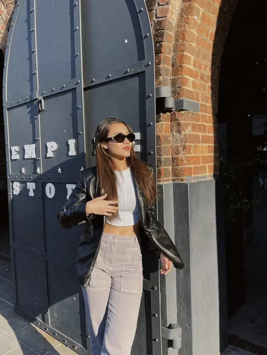 Mengenakan blazer kulit, Aaliyah menghadirkan gaya klasik yang tak terpatahkan oleh tren fashion. [Foto: Instagram/ Aaliyah Massaid]